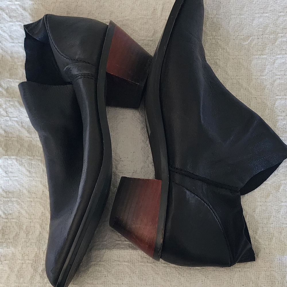 Kelsi Dagger Black Leather Bootie Size 8.5